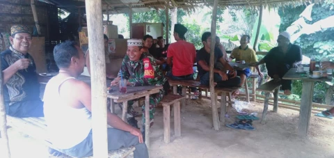 Serka Syahriun Rambe melaksanakan Komunikasi Sosial (Komsos) membahas persoalan keagamaan
