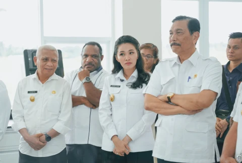 Wakil Gubernur Sumatera Utara (Sumut) Surya mendampingi Ketua Dewan Ekonomi Nasional (DEN) Luhut Binsar Pandjaitan mengunjungi Taman Sains dan Teknologi Herbal dan Hortikultura (TSTH2) dan Food Estate di Kecamatan Pollung Kabupaten Humbang Hasundutan (Humbahas), Selasa (15/4/2025).