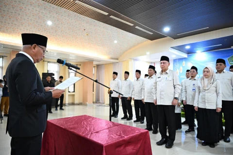 Wakil Gubernur Sumatera Utara (Sumut) Surya melantik Petugas Penyelenggara Ibadah Haji (PPIH) Embarkasi dan Debarkasi Haji Medan Tahun 1446H/2025M, di Gedung Madinah Al Munawwarah, Lantai 4 Asrama Haji, Medan, Selasa, 22 April 2025.