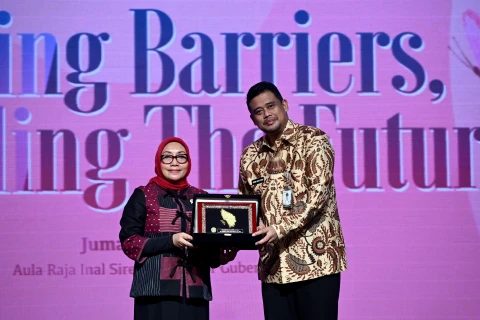 Muhammad Bobby Afif Nasution bersama Menteri Pemberdayaan Perempuan dan Perlindungan Anak (PPPA) Republik Indonesia Arifatul Choiri Fauzi pada acara peringatan Hari Kartini yang diselengarakan dinas PPPAKB Provinsi Sumut di Aula Raja Inal Siregar, Kantor Gubernur Sumut, Jalan Diponegoro 30, Medan, Jumat (24/4/2026).