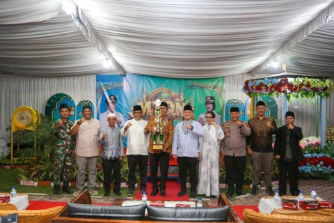 Wali Kota Wesly Silalahi Serahkan Juara Umum kepada Kelurahan Marihat Jaya di MTQN ke 12 Kecamatan Siantar Marimbun