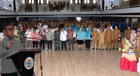 Bupati Tapanuli Tengah Masinton Pasaribu, didampingi Wakil Bupati Tapteng Mahmud Efendi, dan unsur Forkopimda, DPRD, Sekdakab, OPD, Ketua TP PKK dan Staf Ahli I TP PKK Tapteng, organisasi masyarakat, tokoh agama, pemuda, foto bareng pada pelaksanaan Musrenbang RKPD di GOR Pandan.
