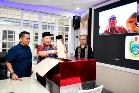 Tim Seleksi (Timsel) dan Panitia Seleksi (Pansel) Komisi Informasi (KI) Provinsi Sumatera Utara (Sumut) mulai melakukan pemeriksaan berkas yang dikirim pendaftar di Aula Trasparasi Dinas Kominfo Sumut, Jalan HM Said Medan, Kamis (23/4/2026).