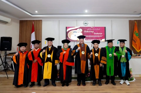 Dr. H. Baharuddin Siagian diabadikan bersama kepada Rektor UINSU, Prof. Dr. Nurhayati, serta diantaranya Prof. Dr. Candra sebagai PLD pada sidang terbuka promosi Doktor di Aula FD-Kom  Kampus II UINSU Medan.