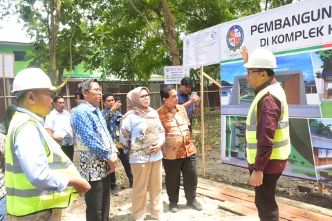 dr H Asri Ludin Tambunan bersama Wakil Bupati, Lom Lom Suwondo SS, meresmikan dimulainya Pembangunan Area Pedagang Usaha Mikro, Kecil dan Menengah (UMKM). Kegiatan ini ditandai dengan peletakan batu pertama. Berlokasi di komplek perkantoran dan tidak jauh dari Pusat Kuliner Hutan Kota, Lubuk Pakam, Kamis (30/4/2026)