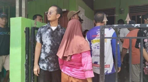 Plh Camat Pandan Toemboer Rajagukguk (kemeja hitam) menemui warganya di Kantor Kelurahan Lubuk Tukko.