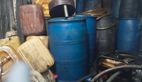 Sebuah gudang diduga sebagai lokasi penimbunan BBM di area tangkahan ikan yang ada di Jalan Jompol persisnya di ujung Jalan Gambolo Sibolga.
