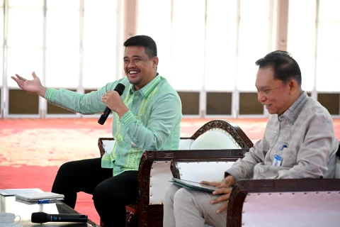 Muhammad Bobby Afif Nasution di damping sejumlah OPD,  menerima audiensi Kepala Perwakilan BI Provinsi Sumut Rudy Brando Hutabarat bersama ekonom senior dan pakar investasi nasional Hendri Saparini, di Aula Tengku Rizal Nurdin, Jalan Sudirman No 41, Medan, Kamis (16/4/2026).