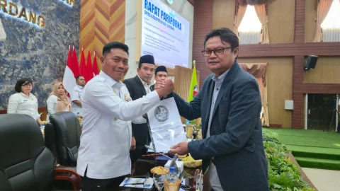 Lom Lom Suwondo SS, menyampaikan pandangan pemerintah daerah dalam Rapat Paripurna DPRD Kabupaten Deli Serdang terkait Pembentukan Rancangan Peraturan Daerah (Ranperda) Tahun 2026 di Ruang Rapat Paripurna DPRD Kabupaten Deli Serdang, Rabu (22/04/2026).