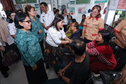 Ketua TP PKK Siantar Ny Liswati Tinjau Pelaksanaan IVA Test di Puskesmas Aek Nauli