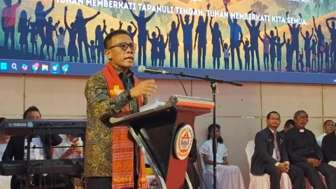 Bupati Tapanuli Tengah Masinton Pasaribu, menyampaikan pidatonya pada acara perayaan Paskah Oikumene, di Gedung Serbaguna (GOR) Pandan.