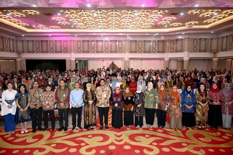 Muhammad Bobby Afif Nasution bersama Menteri Pemberdayaan Perempuan dan Perlindungan Anak (PPPA) Republik Indonesia Arifatul Choiri Fauzi pada acara peringatan Hari Kartini yang diselengarakan dinas PPPAKB Provinsi Sumut di Aula Raja Inal Siregar, Kantor Gubernur Sumut, Jalan Diponegoro 30, Medan, Jumat (24/4/2026).