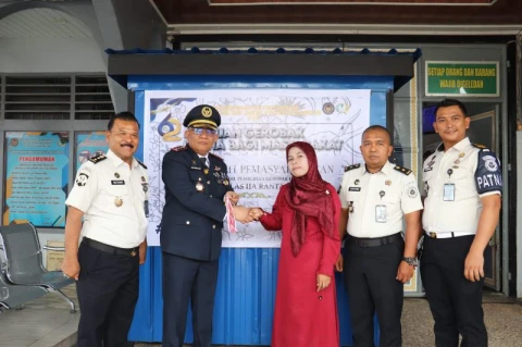 Kalapas Rantauprapat menyerahkan bantuan gerobak kepada Warga penerima manfaat.