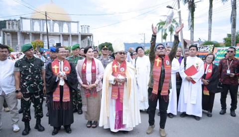 Bupati Tapanuli Tengah Masinton Pasaribu, melepas liarkan burung merpati putih sebagai simbol perdamaian dan harapan, yang disaksikan Uskup Keuskupan Sibolga, Mgr. Fransiskus Tuaman Sasfo Sinaga, dan Ketua TP PKK Tapteng, Rismawaty Masinton Pasaribu, sebelum memasuki ibadah puncak di GOR Pandan.