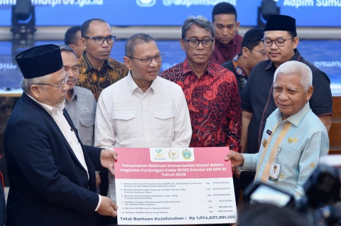 Surya menerima kunjungan kerja reses Komisi VIII DPR RI pada Masa Persidangan IV Tahun Sidang 2025-2026 di Aula Raja Inal Siregar Kantor Gubernur Sumut Jalan Diponegoro Kota Medan. Kamis (23/42026).