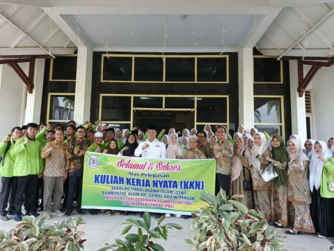 Wakil Bupati Tapteng Mahmud Efendi bersama 48 Mahasiswa/i STAI Bahriyatul Ulum Pandan yang akan mengikuti KKN.

