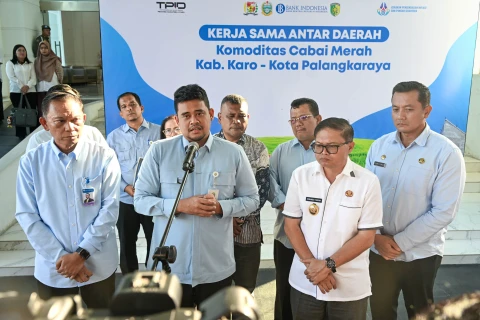 Muhammad Bobby Afif Nasution melepas pengiriman Komoditas Cabai Merah Tahap 3 di Halaman Kantor Gubernur Sumut, Jalan Diponegoro No. 30, Medan, Rabu (22/4/2026).