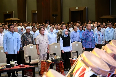 Muhammad Bobby Afif Nasution bersama Wakil Gubernur Sumut Surya, Pj Sekdaprov Sumut Sulaiman Harahap, serta Ketua DPRD Sumut Erni Ariyanti Sitorus mendampingi Menteri Dalam Negeri Tito Karnavian pada pembukaan Musyawarah Perencanaan Pembangunan (Musrenbang) Sumut Tahun 2026, di Ballroom Hotel Santika Dyandra, Medan, Rabu (22/4/2026).