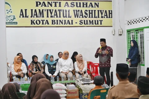 Titiek Sugiharti, bersama Ketua Dharma Wanita Persatuan (DWP) Sumut Evi Novida serta jajaran pengurus melaksanakan  Bakti Sosial dalam rangka menyambut Peringatan Hari Kesatuan Gerak (HKG) PKK ke-54 Tahun 2026 tingkat Provinsi Sumatera Utara di Panti Asuhan Al Washliyah Kota Binjai, Jalan Ahmad Yani Nomor 35, Jumat (17/4/2026).