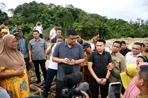 Muhammad Bobby Afif Nasution mendengar langsung keluhan warga korban banjir saat meninjau  Sungai Badiri, Kecamatan Badiri, Kabupaten Tapteng, Senin (13/4/2026).