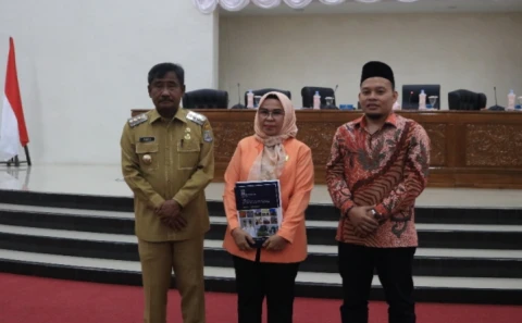 Hairil Anwar (Kanan)