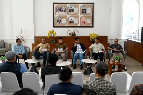 Hatta Ridho bersama anggota RE Nainggolan, Muhammad Suib, Arif Purba, Sekretaris Dinas Kominfo Sumut Achmad Yazid Matondang, serta  Kabid IKP (Informasi dan Komunikasi Publik) Dinas Kominfo Sumut Porman Mahulae saat konferensi pers Dinas Kominfo Sumut di Lobby Dekranasda, Kantor Gubernur Sumut, Selasa (21/4/2026).
