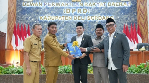 Lom Lom Suwondo SS, menyampaikan penjelasan Laporan Keterangan Pertanggungjawaban (LKPJ) Bupati Deli Serdang Tahun Anggaran 2025 pada rapat paripurna Dewan Perwakilan Rakyat Daerah (DPRD) Kabupaten Deli Serdang, Senin (13/4/2026).