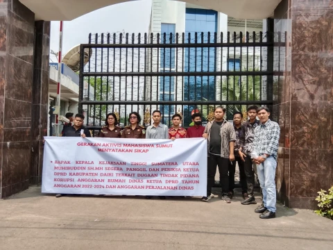 Massa berfoto bersama setelah melaksanakan aksi unjuk rasa di kantor Kejatisu