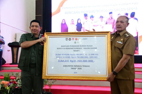 Kepala BNPB Letjen TNI Suharyanto menyerahkan bantuan dana stimulan yang diterima langsung Wakil Bupati Tapanuli Tengah Mahmud Efendi.
