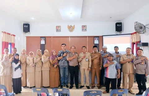 Kades H. Nasrullah foto bersama kepada Lintas Sektoral tentang Ranperdes Simpang Dolok terkait pembatasan jam malam anak sekolah di Aula Baldes Simpang Dolok.