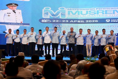Muhammad Bobby Afif Nasution menandatangani nota kesepahaman (Memorandum of Understanding/MoU) bersama pemerintah kabupaten/kota terkait langkah pengendalian inflasi pada pembukaan  Perencanaan Pembangunan Provinsi (Musrenbangprov) RKPD 2027 Sumatera Utara (Sumut) di Hotel Santika Medan, Rabu (22/4/2026).