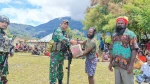 TNI Hadir untuk Pengungsi Sinak, Dandim 1714/Puncak Jaya Salurkan Bantuan Kemanusiaan di Tirineri