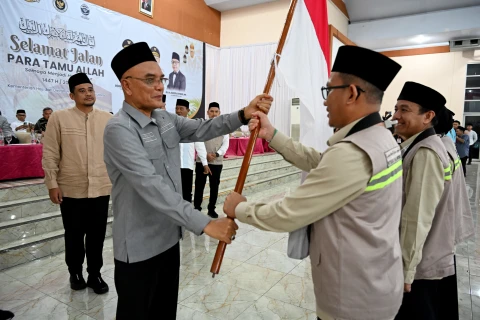 Muhammad Bobby Afif Nasution bersama Ketua Komisi VIII DPR RI Marwan Dasopang, didampingi Penjabat Sekretaris Daerah Provinsi (Sekdaprov) Sumut Sulaiman Harahap, dan petugas Kementerian Haji Indonesia, beserta Forkopimda, melepas jemaah haji Kelompok Terbang (Kloter) 2 Embarkasi Medan di Asrama Haji Medan, Jalan AH Nasution, Selasa malam (22/4/2026).