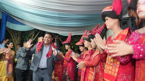 Lom Lom Suwondo SS, menghadiri kegiatan Gendang Guro-Guro Aron yang dirangkaikan dengan Pelantikan Muda-Mudi Dusun VI dan VII Desa Ajibaho, Kecamatan Biru-Biru, Sabtu malam (25/4/2026). 