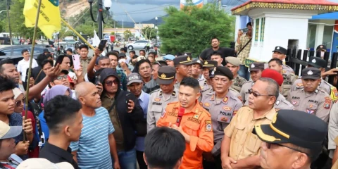 Plh Kalak BPBD Tapanuli Tengah Ardiansyah Harapan, menyampaikan regulasi pendataan dan penerima Jadup kepada massa aksi unjuk rasa di depan Kantor Bupati Tapteng.