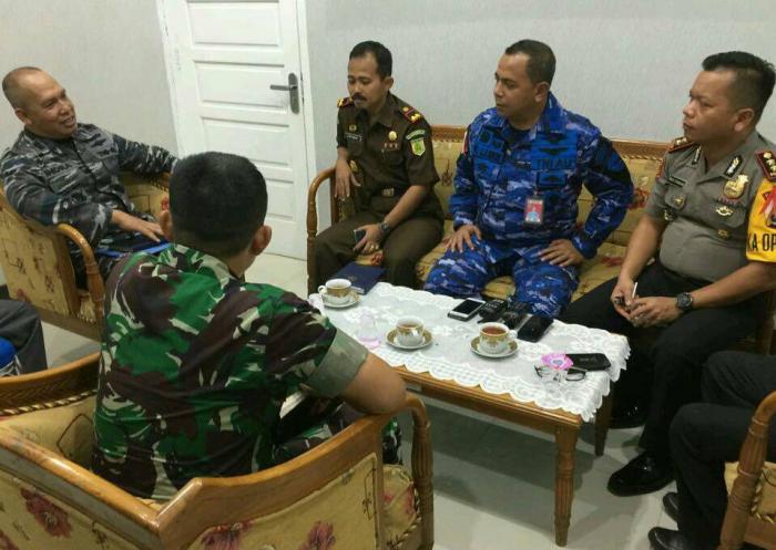 Wakil Bupati Pulau Morotai Asrun Padoma, Kejari Pulau Morotai Supardi, Komandan Kodim 1508/Tobelo Letkol Kav Tri Sugiarto, Komandan Lanal Morotai Letkol Laut (P) Indra Joko Rerangin dan Kapolres Pulau Morotai AKBP Mikael P. Sitanggang.