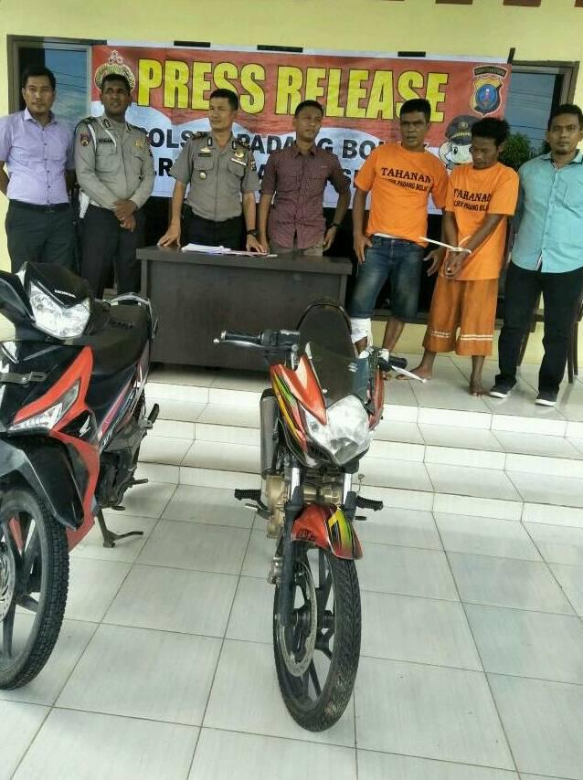 Kapolsek Padang Bolak, AKP maju Harahap didampingi Kanitreskrim Ipda Doli Silaban dan Kanit Provost Aiptu Z Hutagaol saat press release di Polsek Padang Bolak.