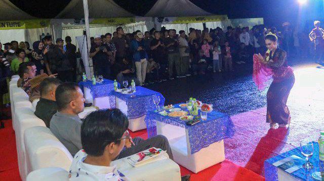 Jamuan makan malam gala dinner yang dilaksanakan di Terminal Atas, Desa Perkebunan Bukit Lawang, Jumat (27/5).