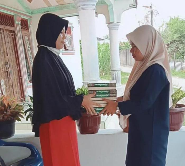 Penyaluran bantuan kepada Guru Tahfiz Dimiyanti di pondok pengajiannya