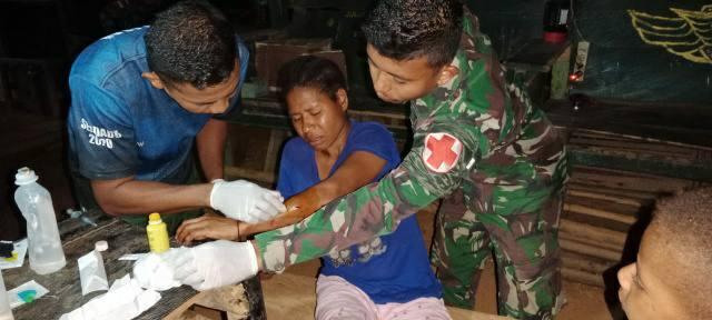 Disabet Parang Saat Dini Hari, Mace Segera Diobati Satgas Yonif 126/KC