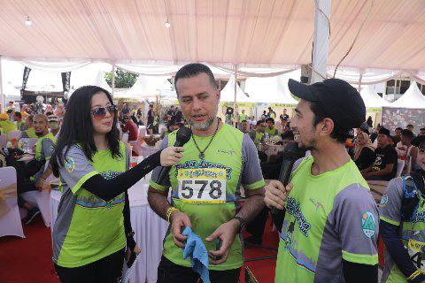 Musa Rajekshah menjawab pertanyaan wartawan&nbsp;usai menutup acara Bukit Lawang Jungle Trail Run yang digelar di Bukit Lawang, Sabtu (28/5). 