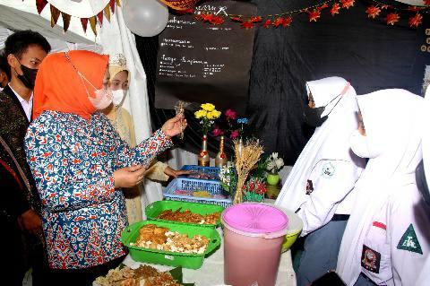 Nawal Lubis membuka Gebyar Literasi Sekolah Menengah Atas Negeri (SMAN) 16 Medan, Senin (16/5/2022).
