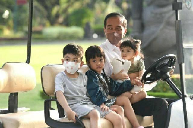 Presiden Jokowi bersama para cucunya, Selasa (3/5).
