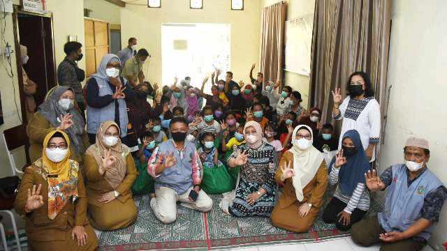 Nawal Lubis halalbihalal bersama sejumlah Anak Dengan HIV/AIDS (ADHA) di Kantor Komisi Penanggulangan AIDS (KPA) Sumut, Jalan Teladan Medan, Selasa (10/05).