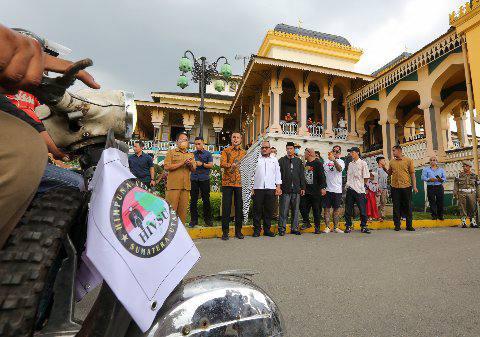 Musa Rajekshah melepas keberangkatan 25 Vespisti (Pecinta Vespa) yang juga tergabung dalam Himpunan Vespa Sumatera Utara (Hivsu) &nbsp;ke Bali untuk ikuti ajang Vespa World Day 2022