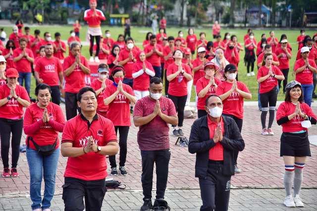 Edy Rahmayadi mengikuti Senam Cinta Tanah Air (Sicita) bersama paritisipan, kader dan pengurus Partai Demokrasi Indonesia (PDI) Perjuangan di Lapangan Merdeka, Jumat (20/5/2022).