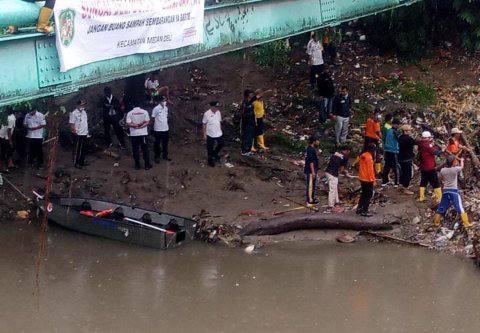Gotong royong membersihkan sungai Deli