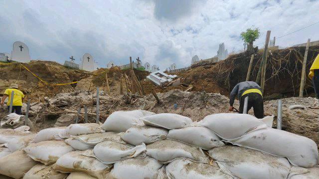 Pengerjaan tanggul mencegah longsor di TPU Kristen Simalingkar B, Medan