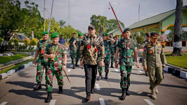 Pangdam I/BB Mayjen TNI Achmad Daniel Chardin SE MSi dan Wali Kota Medan Bobby Nasution di Mako Yonif Raider 100/PS