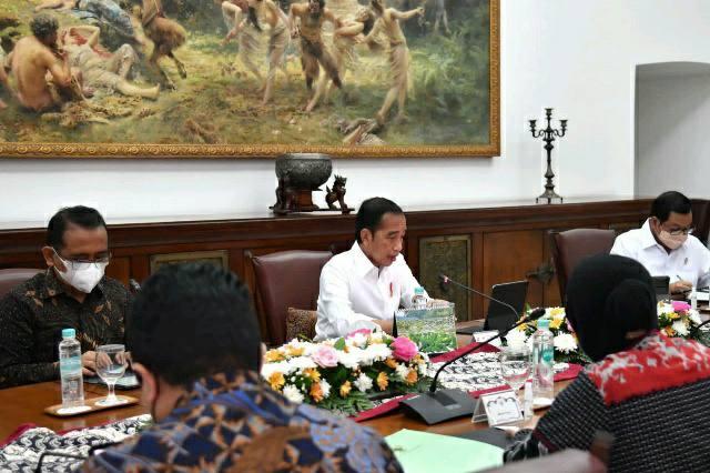 Presiden Jokowi rapat bersama sejumlah menteri di Kabinet Indonesia Maju